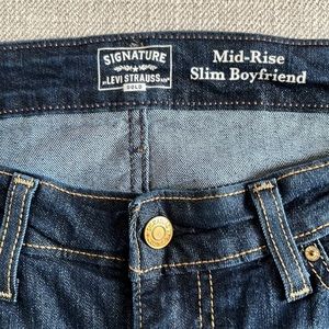Levi’s Signature Mid-Rise Slim Boyfriend Crop Size 8, waist 29